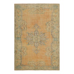 Alfombra vintage Zeki Müren en campo abierto naranja con medallón floral  Rug & Kilim