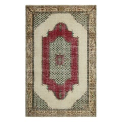 Tapis turc vintage beige avec médaillon géométrique rouge et vert  Rug & Kilim