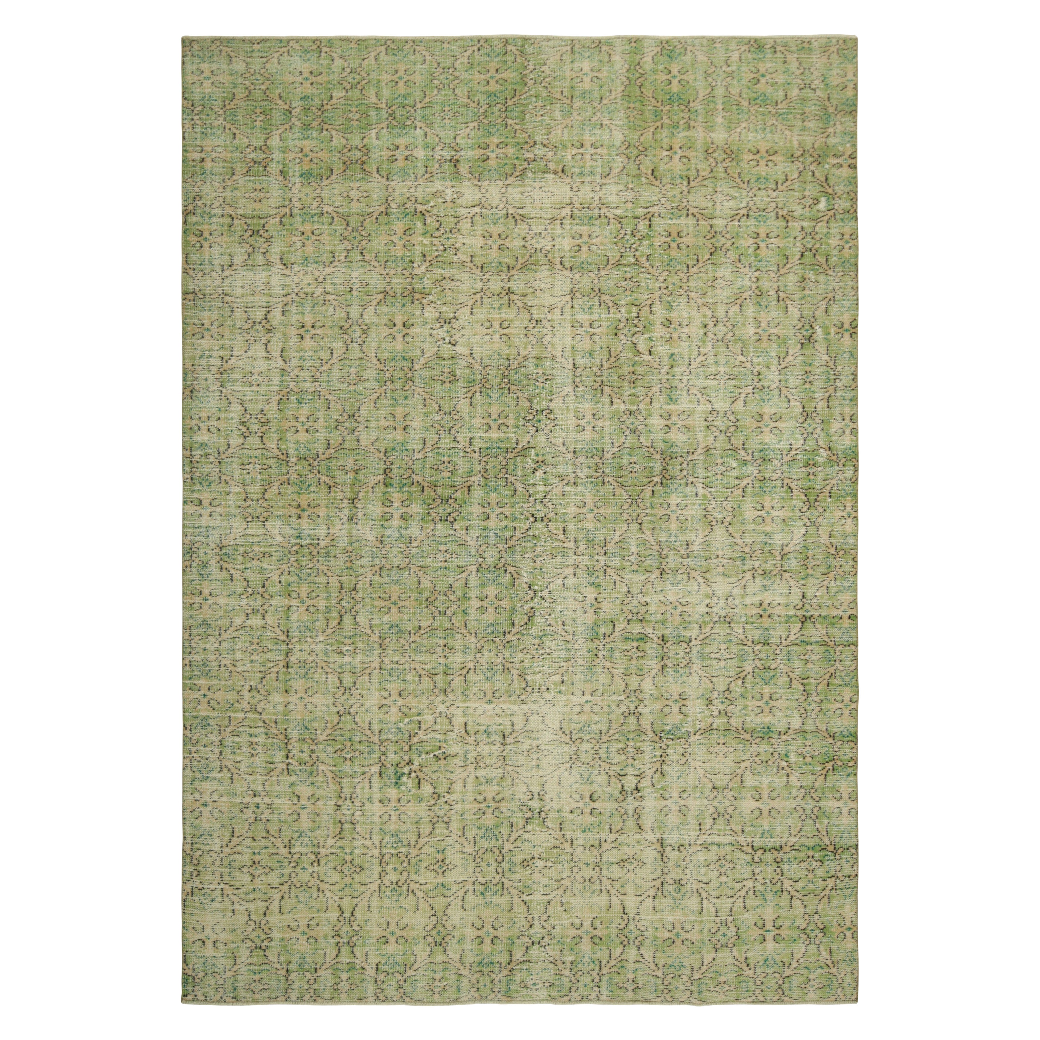 Tapis vintage Zeki Müren en vert chartreuse avec motifs floraux  Rug & Kilim