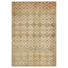Alfombra vintage Zeki Müren en beige con dibujo de rombos policromáticos  Rug & Kilim