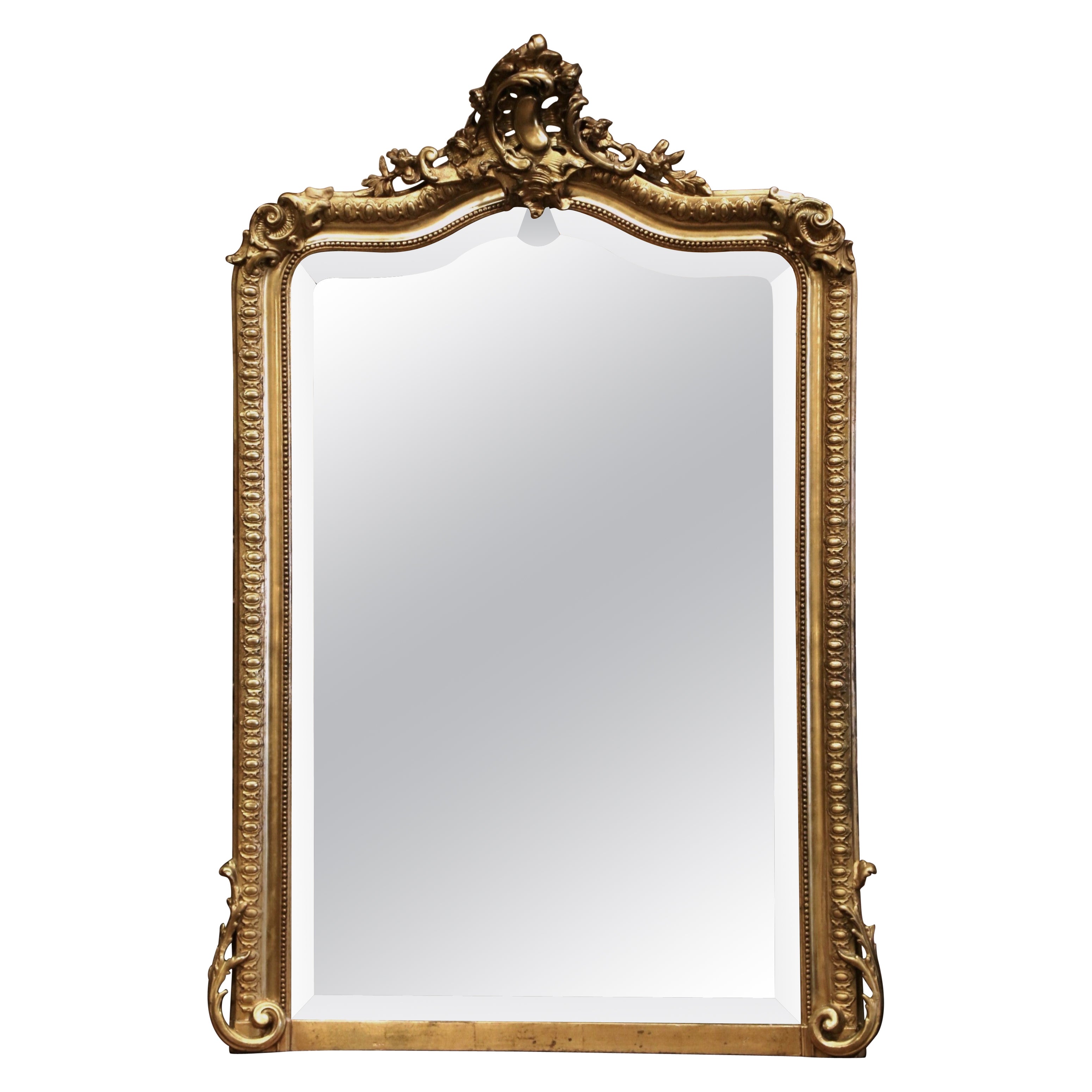 Miroir de cheminée Louis XV du 19ème siècle sculpté et arqué en bois doré biseauté
