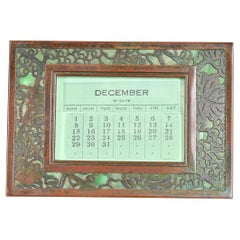 Marco de calendario de sobremesa de bronce y cristal de escoria de Tiffany Studios New York Grapevine