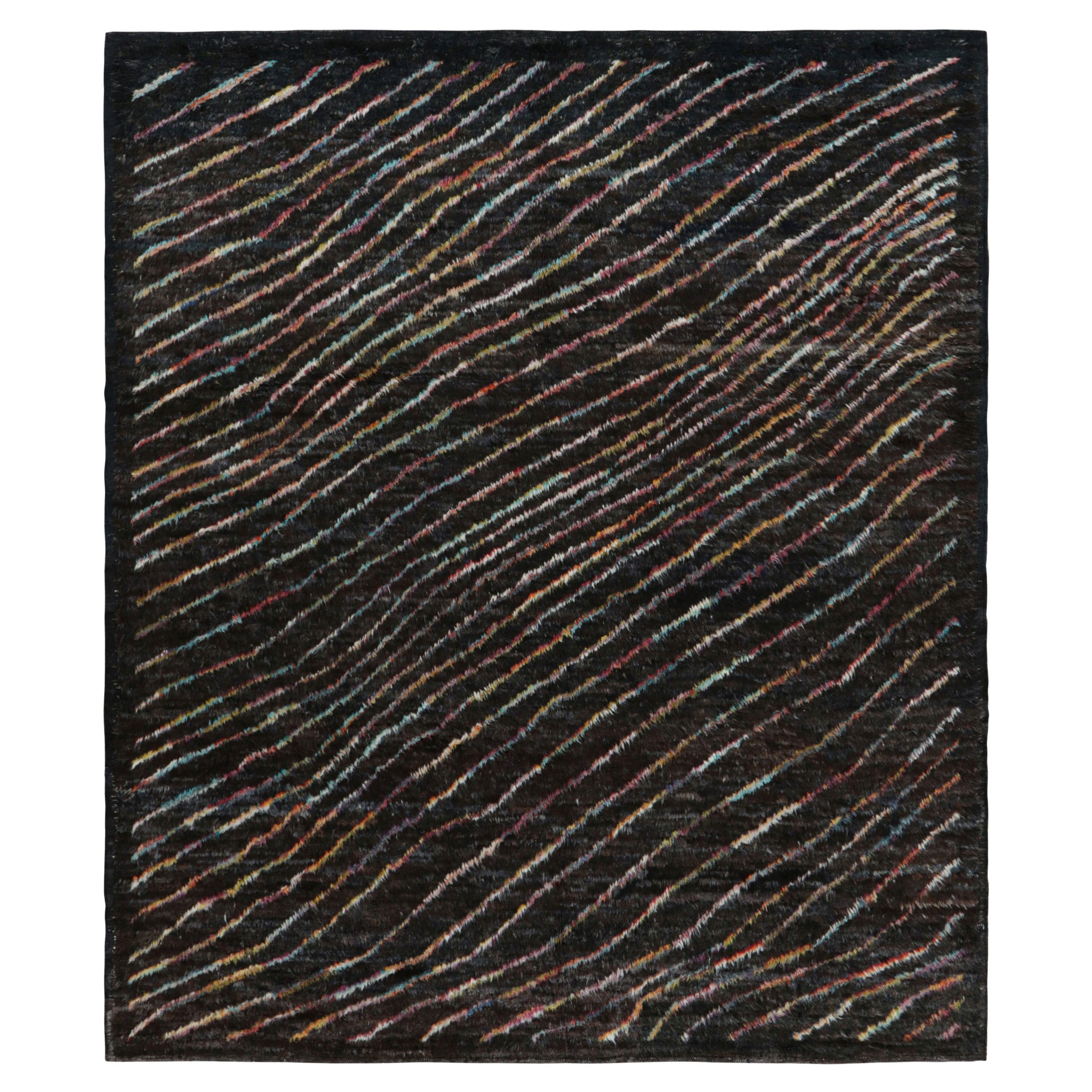 Alfombra contemporánea Rug & Kilim en marrón con rayas policromáticas vibrantes
