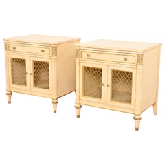 Tables de nuit de style Régence française Louis XVI laquée crème Kindel Furniture