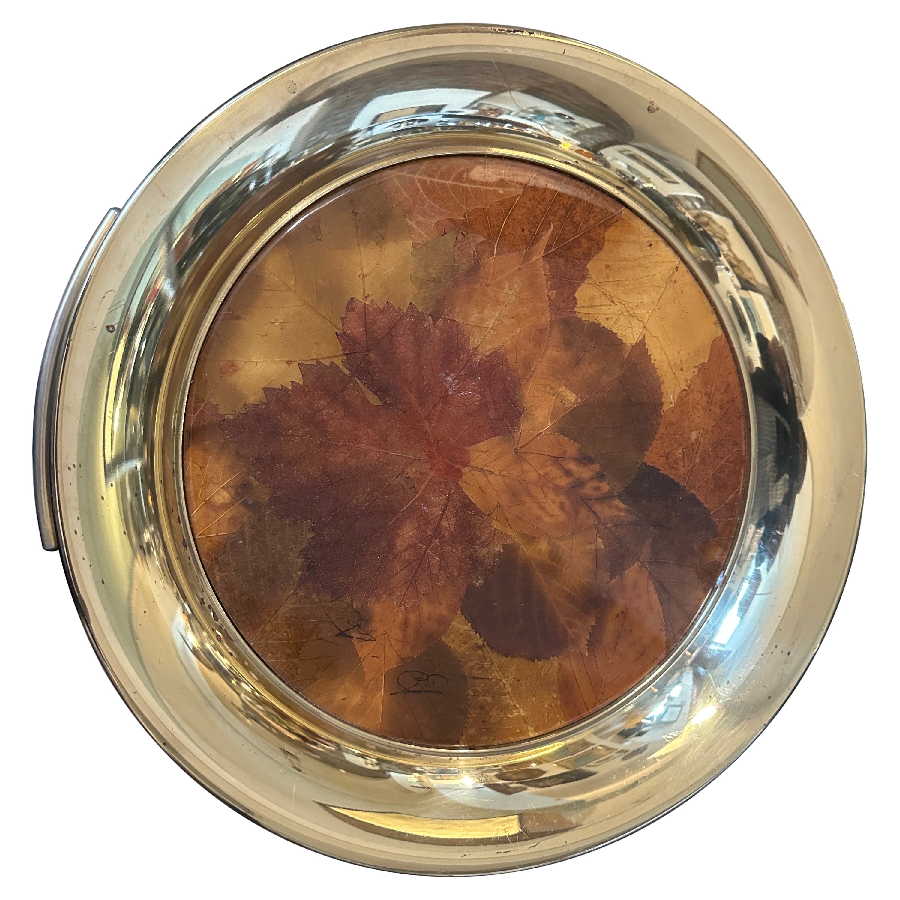 1970s Mid-Century Modern Lucite and Brass Italian Round Tray (Plateau rond italien en laiton et lucite) en vente