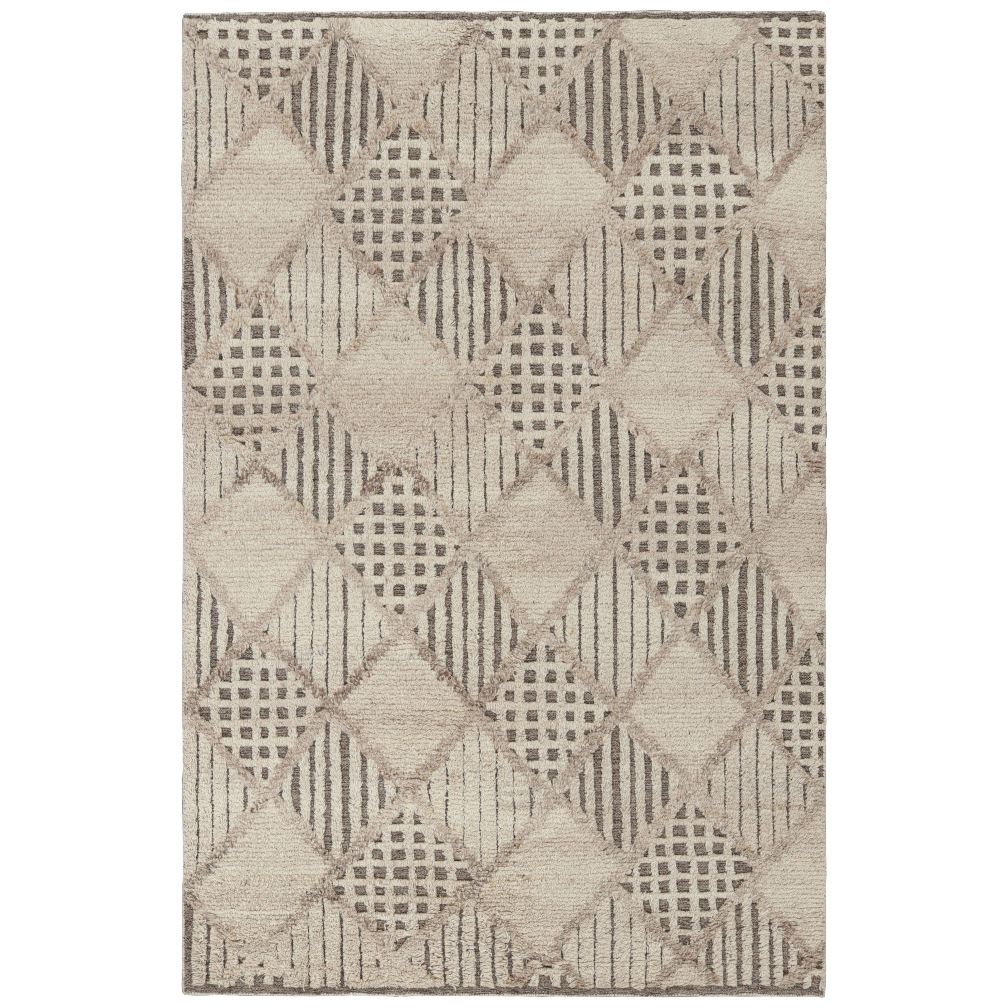 Alfombra contemporánea de Rug & Kilim con motivos geométricos en gris topo y marrón beige