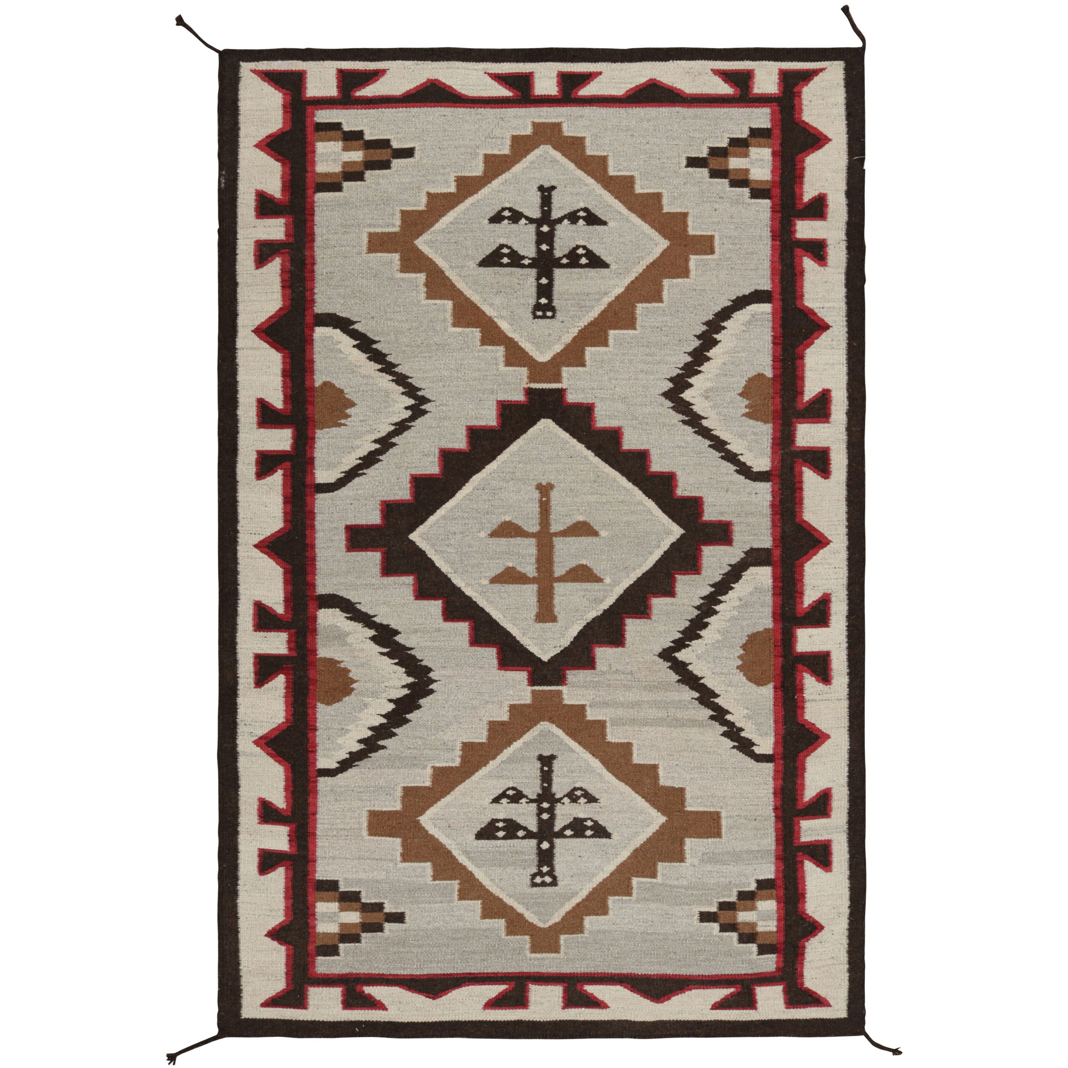 Rug & Kilim's Navajo Tribal Kilim Style Rug in Gray with Medallion Pattern (tapis de style tribal Navajo en gris avec motif de médaillon)