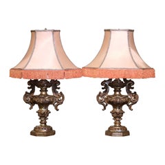 Paar italienische geschnitzte, versilberte Urnenförmige Mid-Century-Tischlampen mit Schirmen