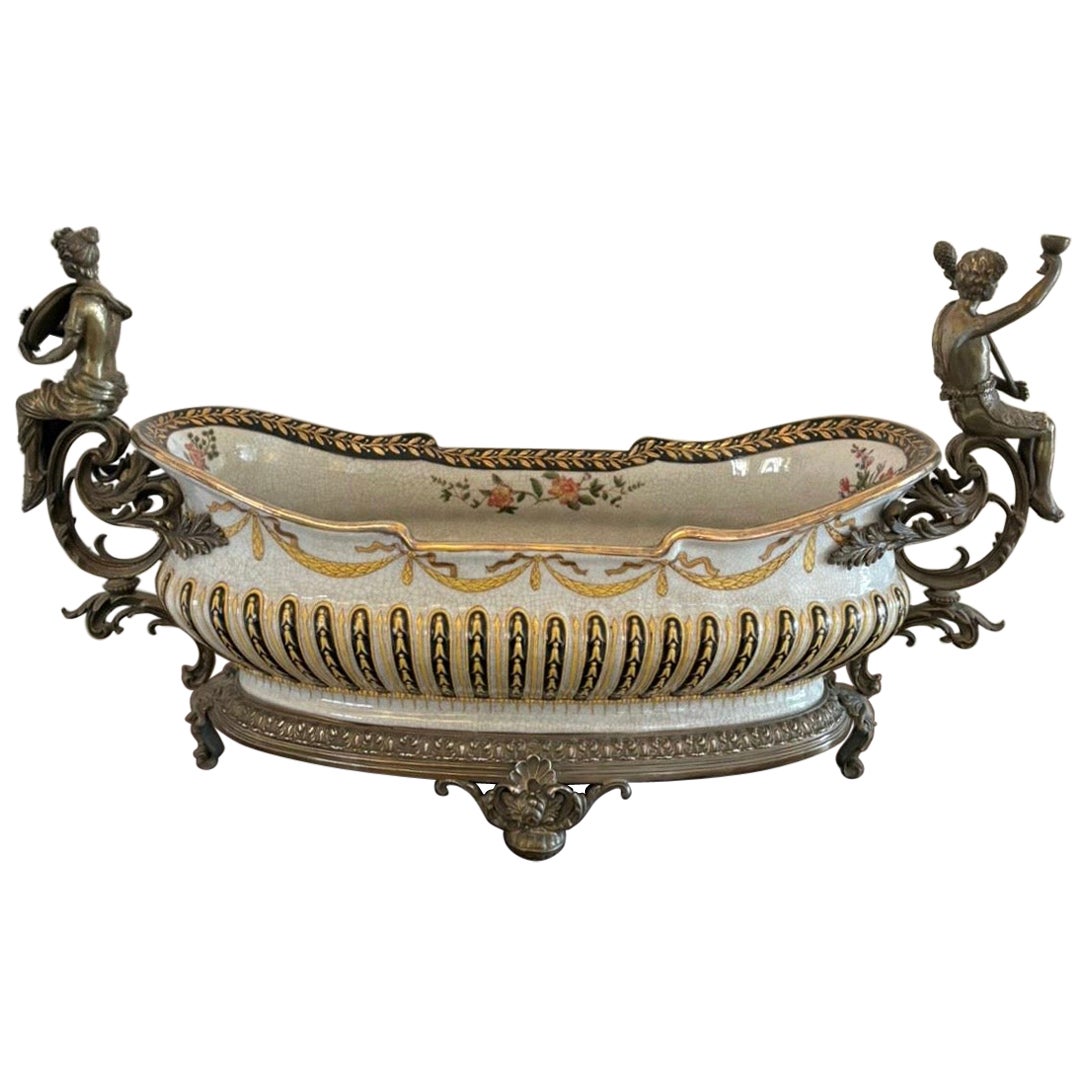 Grand centre de table de qualité ancienne monté en porcelaine et laiton en vente