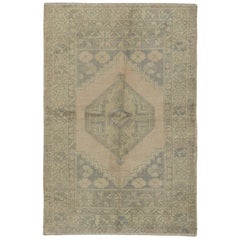 4x5.7 Ft Vintage Handgefertigter türkischer Akzentteppich mit neutralen Farben, 100 % Wolle, Vintage