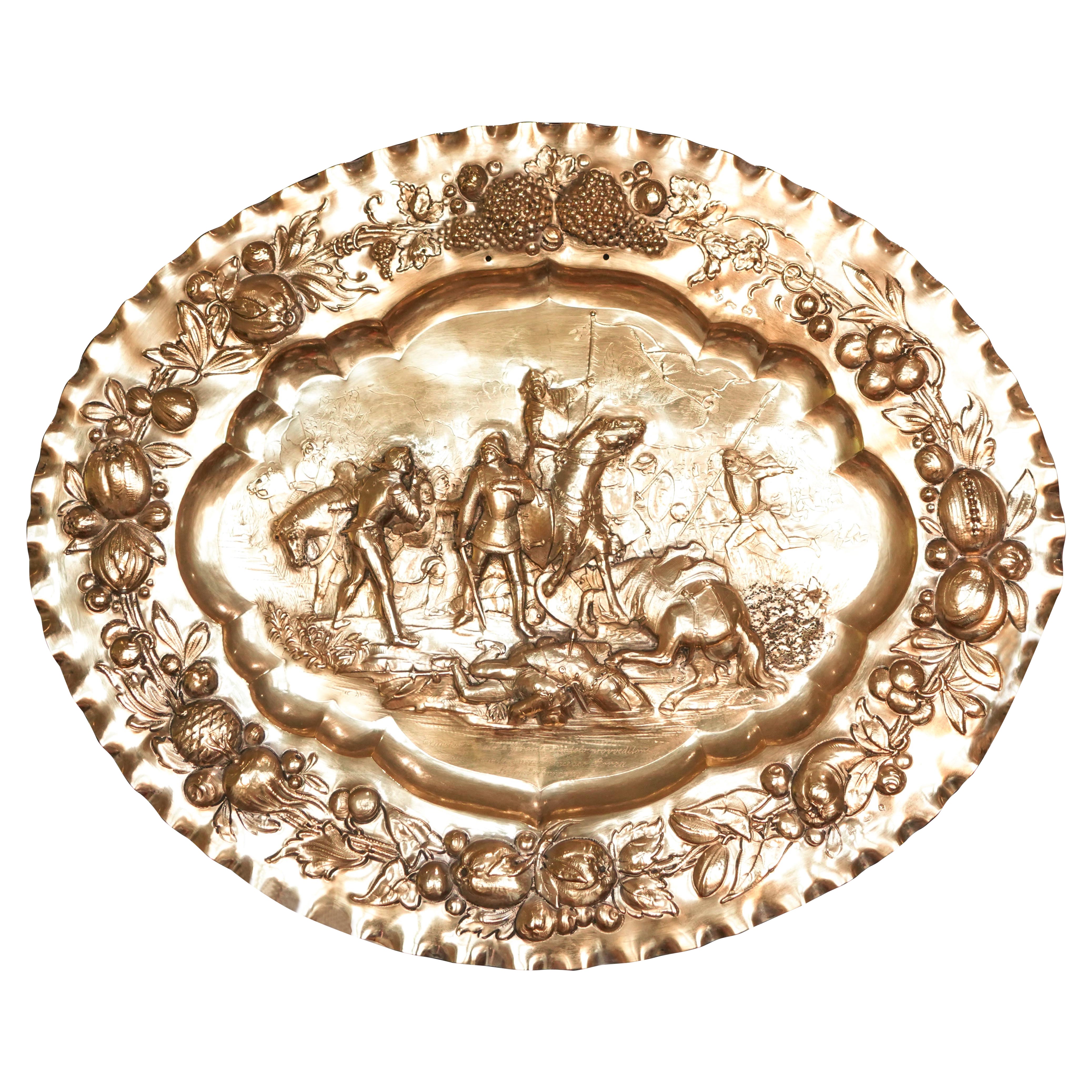Assiette de présentation en argent massif doré antique (50 cm) avec scène de bataille 19ème siècle