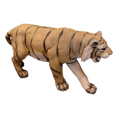 Escultura de tigre de tamaño natural de los años 70 con acabado realista
