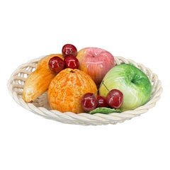Centrotavola in ceramica a trama di cesto di frutta della metà del secolo scorso