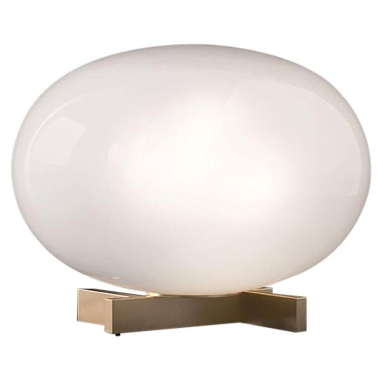 Mariana Pellegrino Soto 'Alba' Lampada da tavolo in vetro soffiato opalino di Oluce in vendita