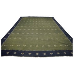 Alfombra Vintage Dhurrie Sólida Verde con Borde Azul Sobredimensionada  Rug & Kilim