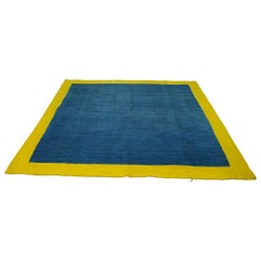 Tapis Dhurrie vintage à champ ouvert bleu avec bordure jaune  Rug & Kilim