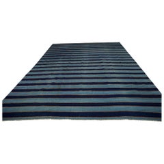 Tapis Dhurrie surdimensionné avec des rayures bleu marine et rouille  Rug & Kilim