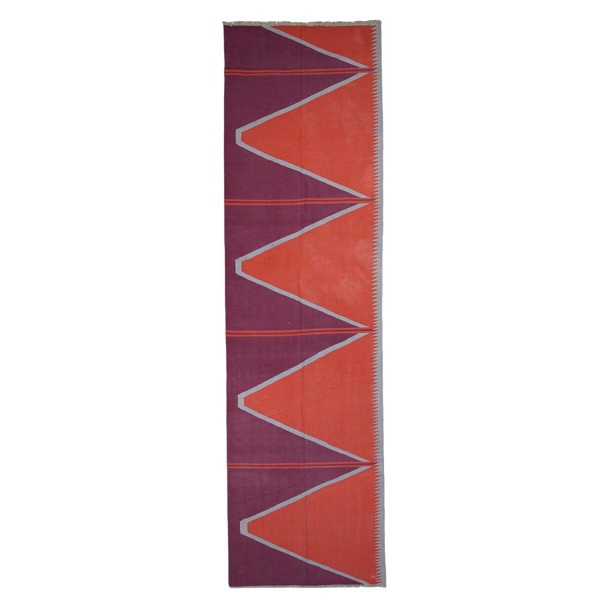 Vintage Dhurrie Extralanger Vintage-Läufer mit roten geometrischen Mustern  Rug & Kilim