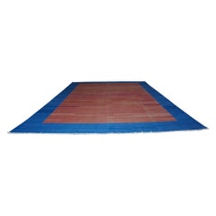 Alfombra Dhurrie Vintage sobredimensionada en campo abierto rojo con borde azul  Rug & Kilim
