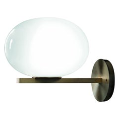 Mariana Pellegrino Soto Lampada da parete 'Alba' in vetro opalino e ottone di Oluce