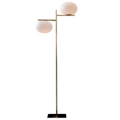 Mariana Pellegrino Soto: Zweiarmige Stehlampe „Alba“ von Oluce