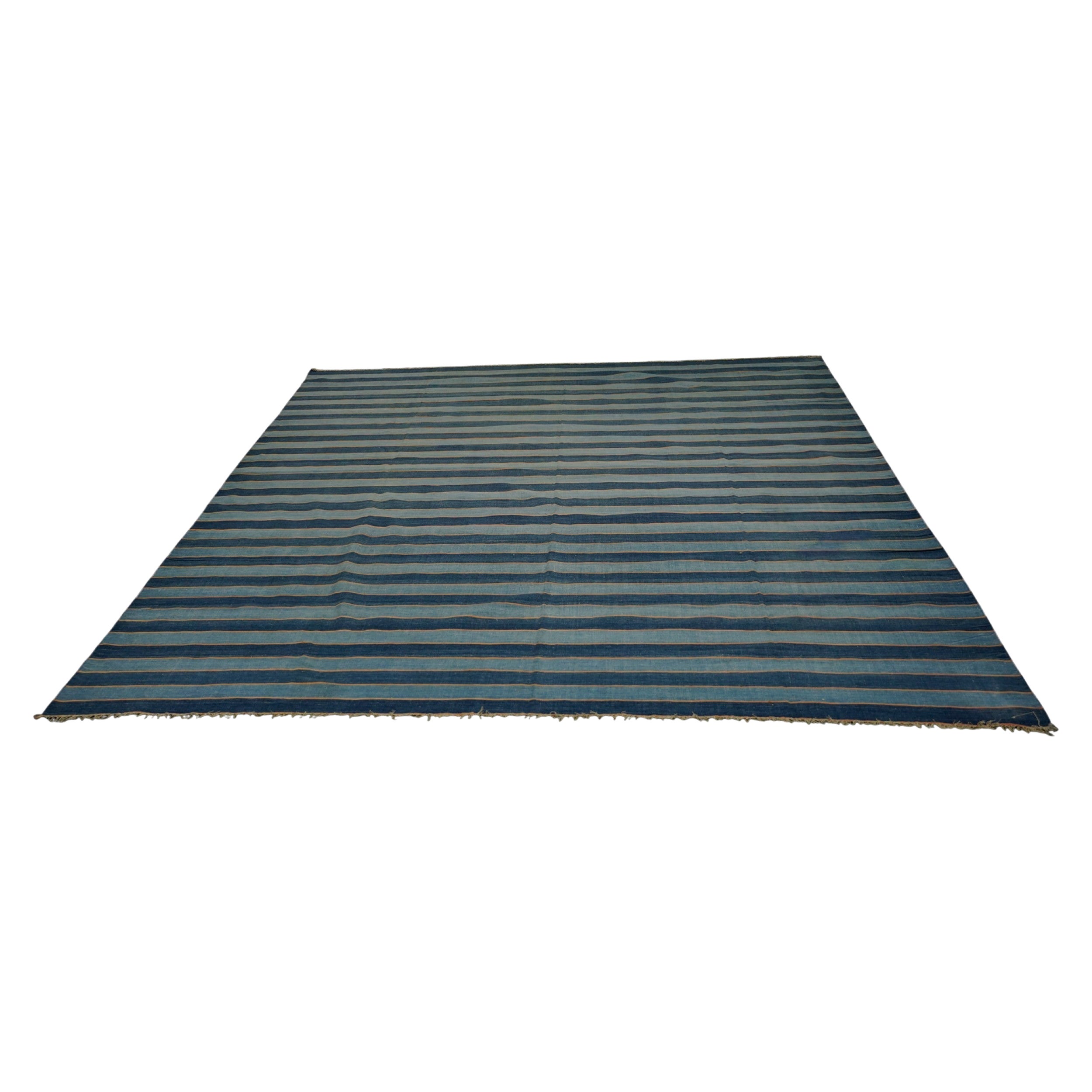 Tapis Dhurrie vintage à rayures bleues et accents dorés  Rug & Kilim en vente