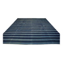 Tapis Dhurrie surdimensionné à rayures bleues et accents dorés  Rug & Kilim