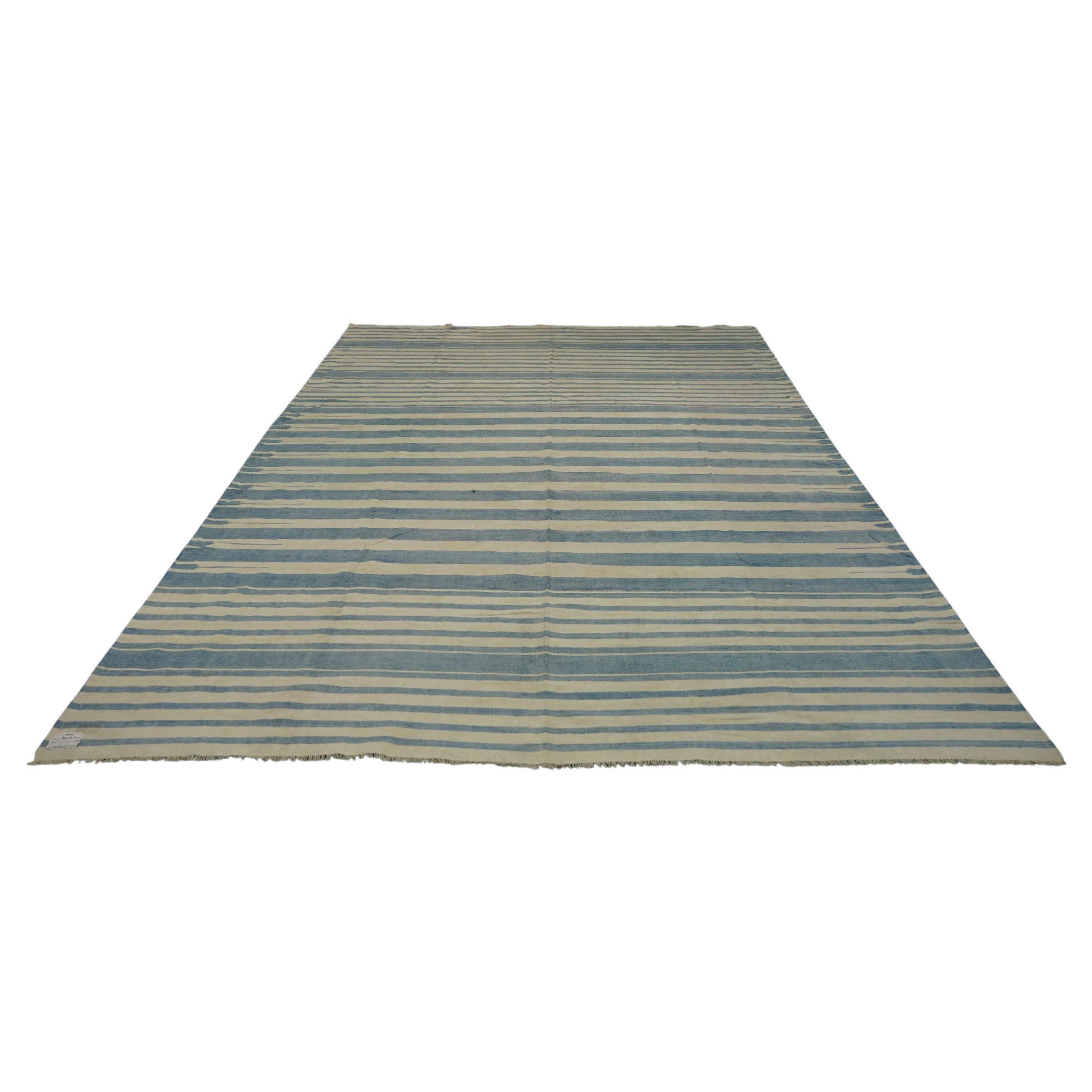 Tapis vintage Dhurrie à rayures bleu clair et Off-White  Rug & Kilim en vente