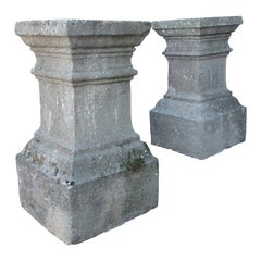 Paire de grands piédestaux en pierre ancienne sculptée, sud de la France, début des années 1800
