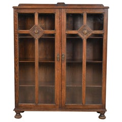 R. J. Horner Style Antique English Tudor Carved Oak Glass Front Double Bookcase (Bibliothèque double en chêne sculpté)