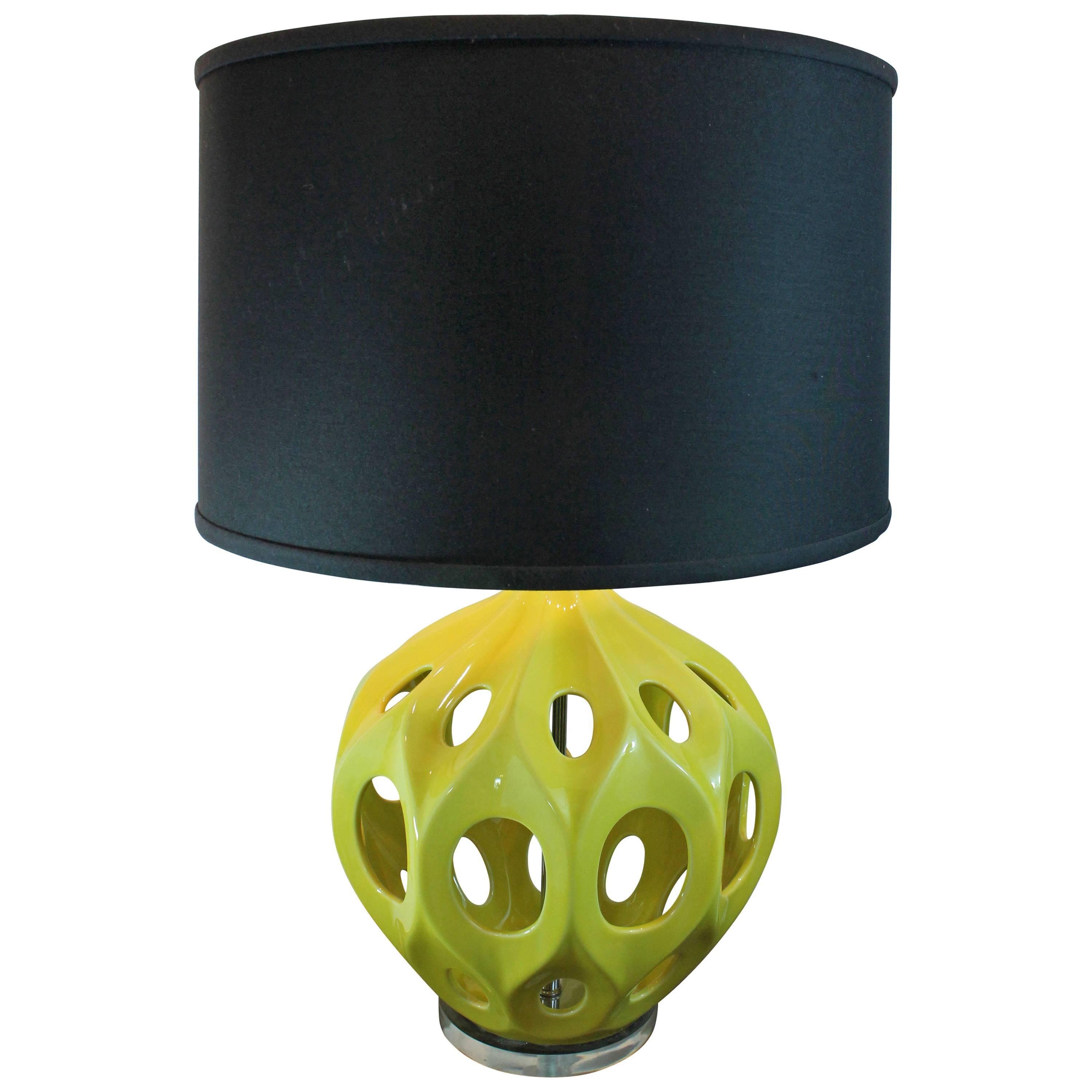 1970s Ceramic and Lucite Modernist Table Lamp For Sale