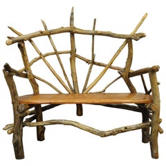 Banc de jardin rustique primitif artisanal en bois flotté en forme de bûches d'arbre par Robert Powchik