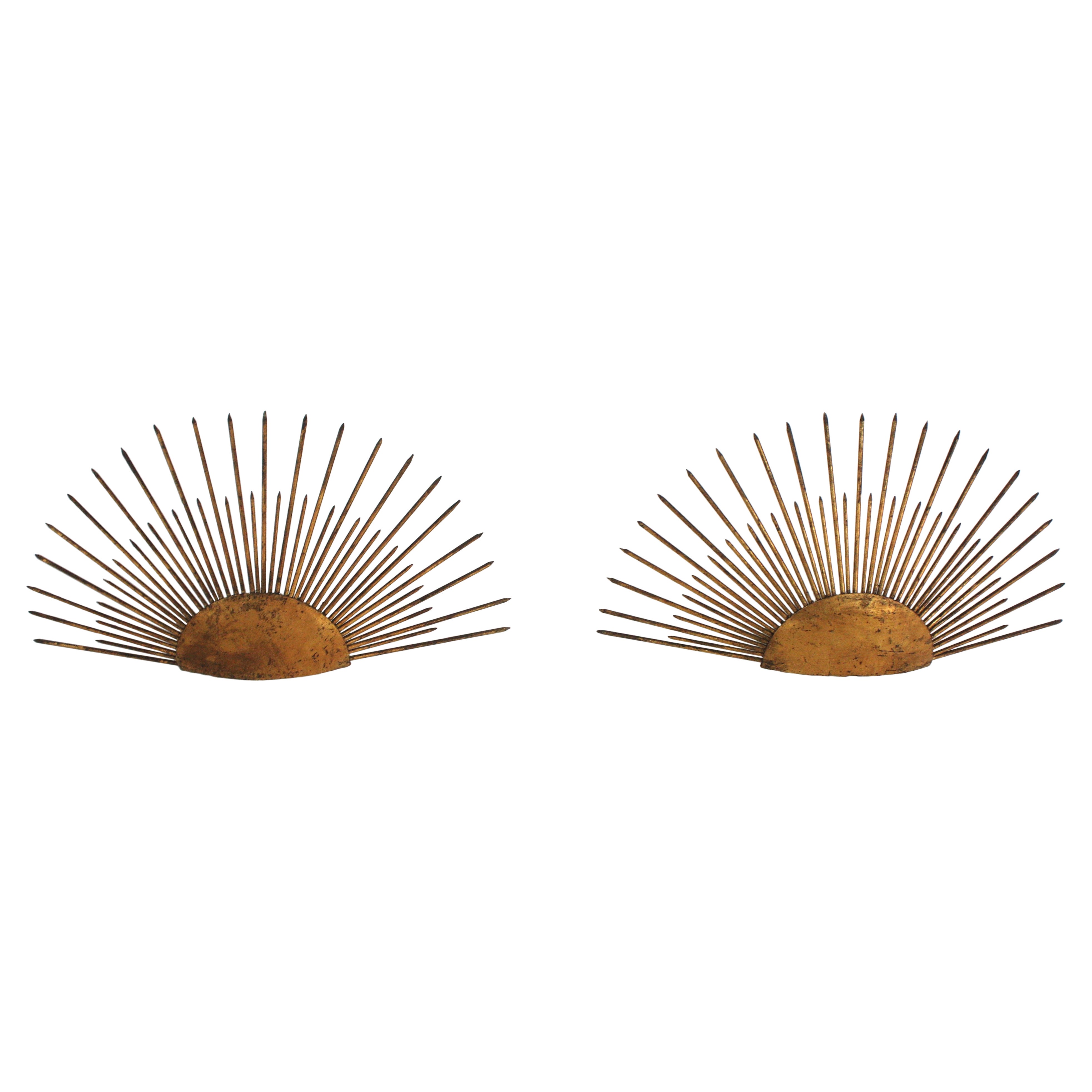 Paire d'appliques murales Sun Sunburst en fer forgé doré, France, années 1940 en vente