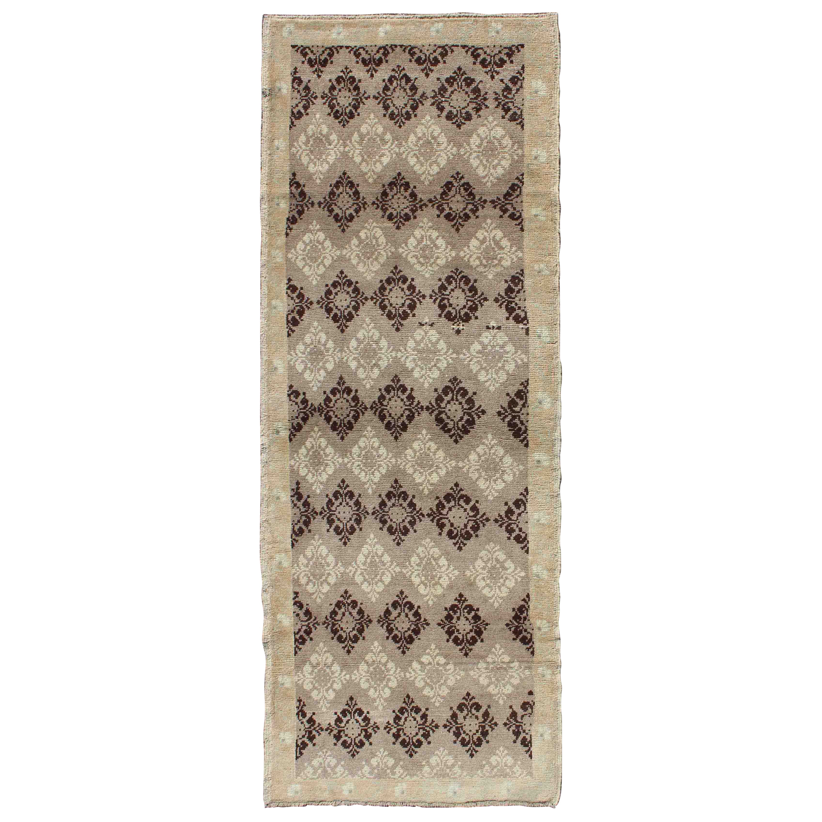 Vintage Türkisch Oushak Läufer mit subtilen Beige und Brown Geometrisch 2'8 x 7'5