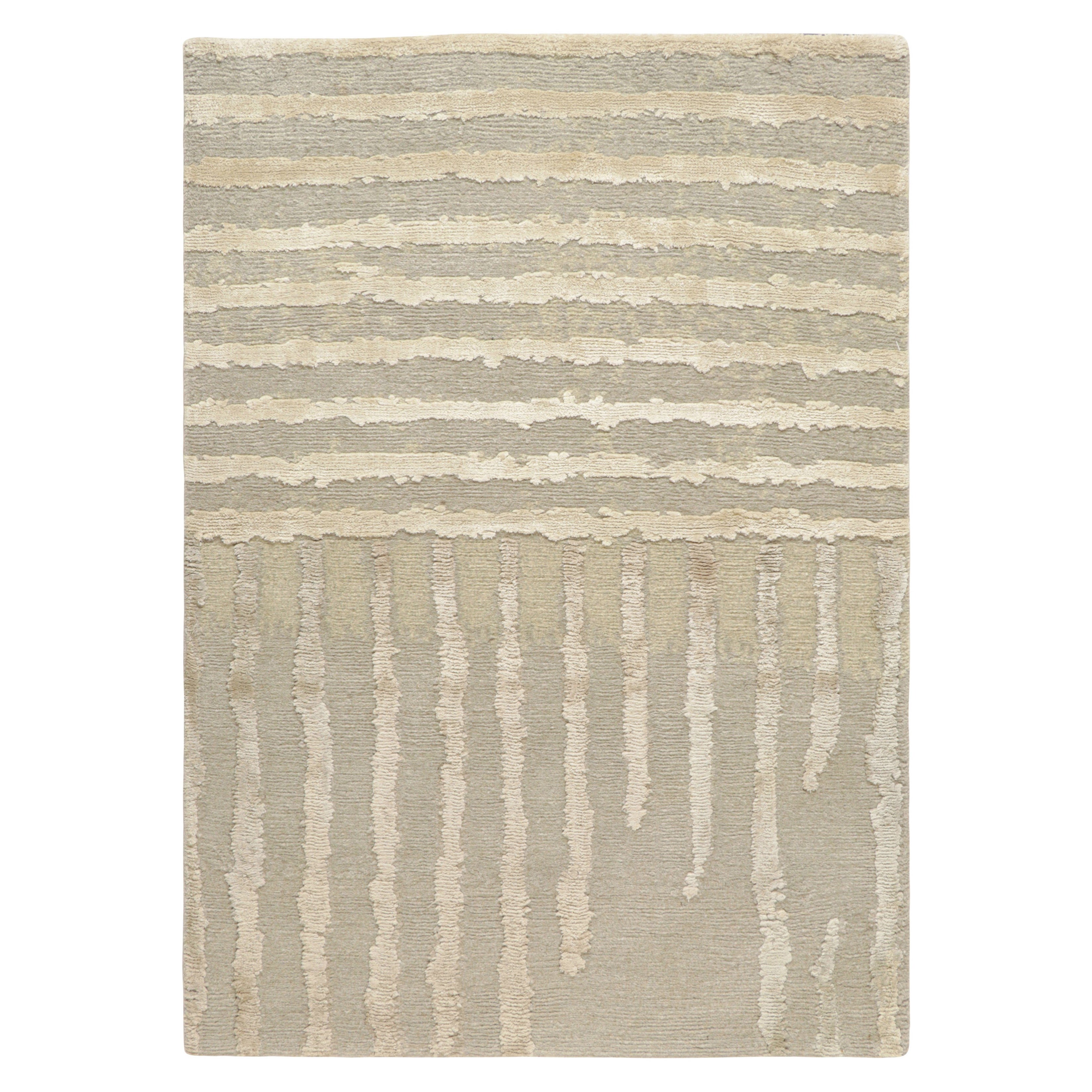 Échantillon de tapis abstrait personnalisé de Rug & Kilim dans les tons beige et crème