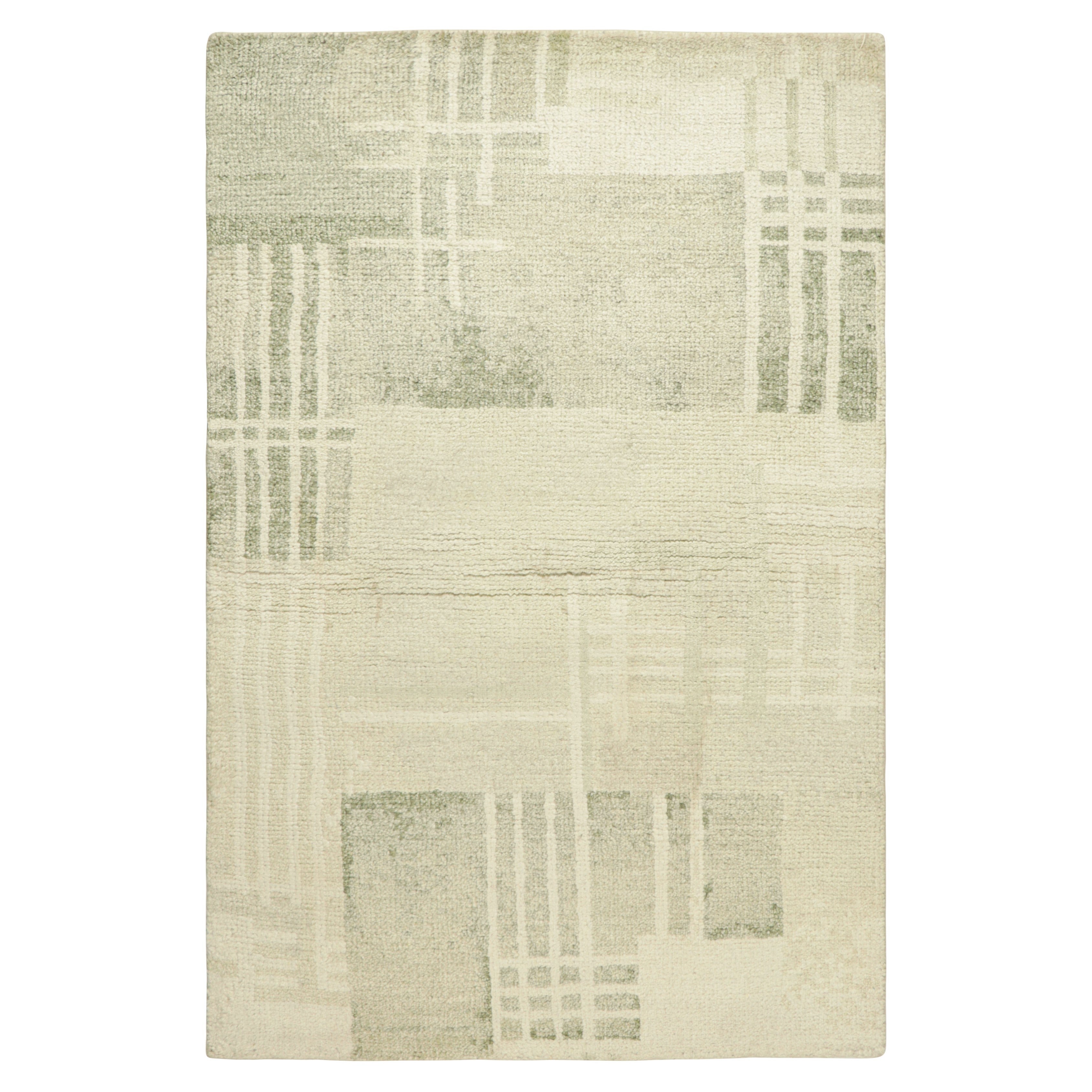 Rug & Kilim: campione di tappeto astratto moderno su misura nei toni del verde Sage e del crema