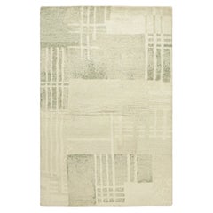 Rug & Kilim: campione di tappeto astratto moderno su misura nei toni del verde Sage e del crema
