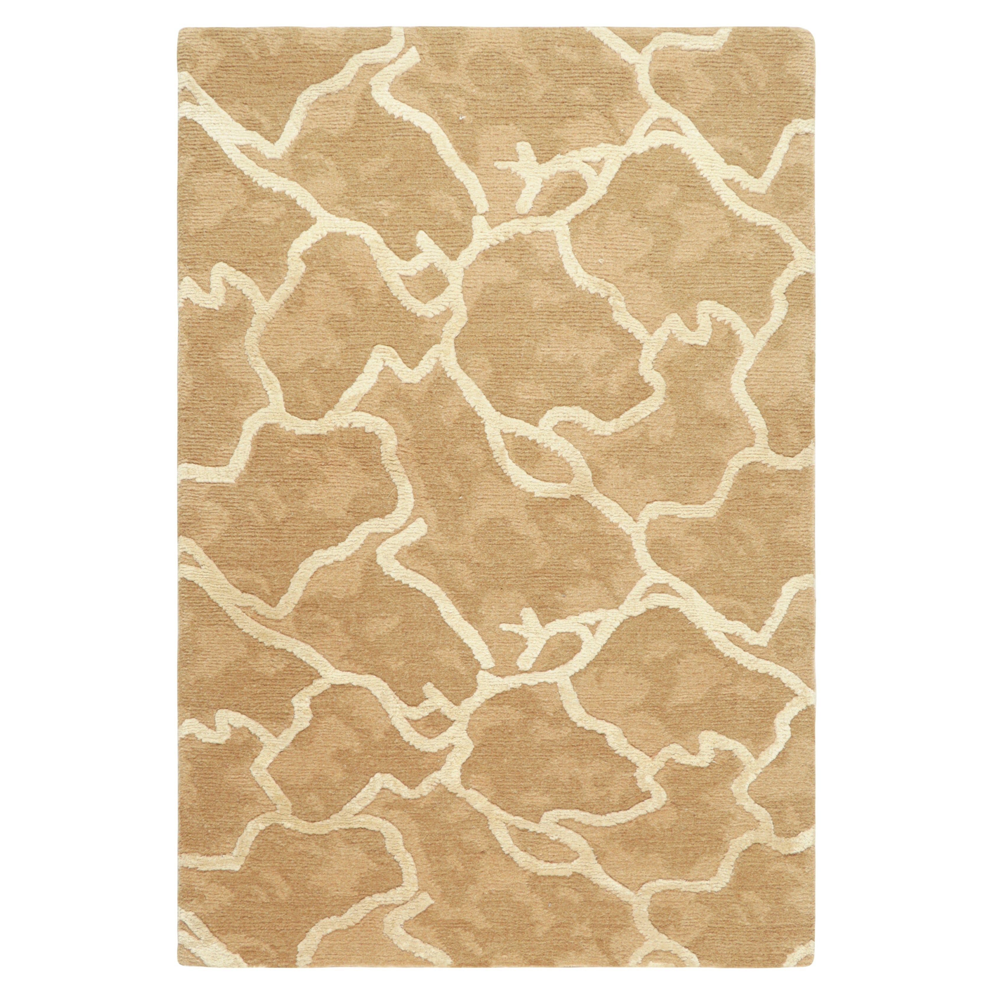 Rug & Kilim: campione di tappeto moderno personalizzato in beige-marrone con motivi astratti