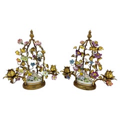 Pareja, Antique French Rococo Bronce Enredadera y Porcelana Floral Candelabro