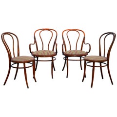 Set aus vier großen, schlanken Esszimmerstühlen aus Bugholz von Thonet