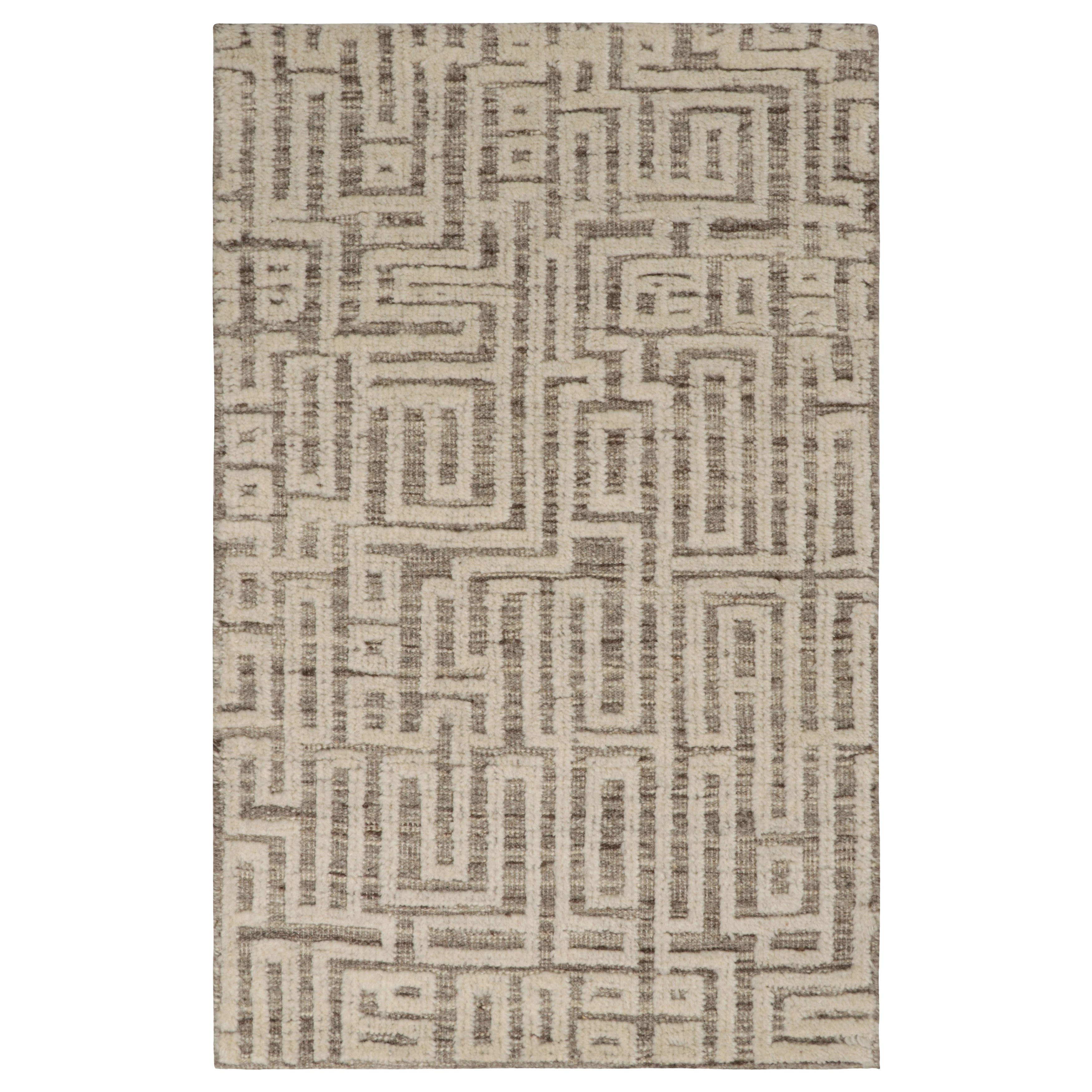 Muestra de alfombra personalizada contemporánea de Rug & Kilim, Beige con dibujo geométrico blanco