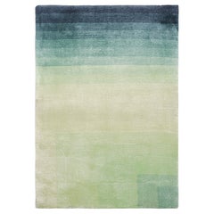 Muestra de alfombra personalizada Rug & Kilim con motivos geométricos en verde y azul