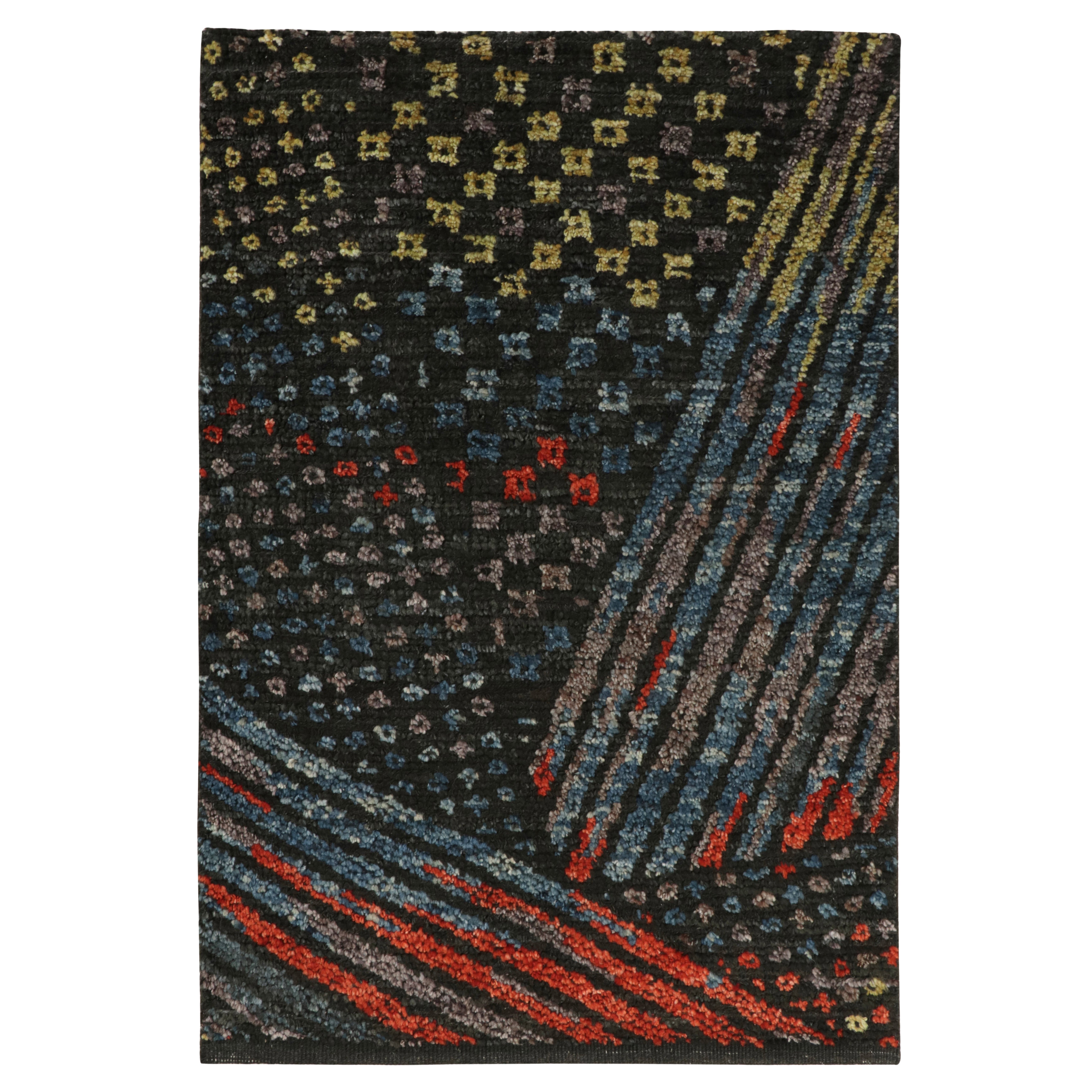 Échantillon de tapis contemporain sur mesure de Rug & Kilim avec motifs géométriques colorés