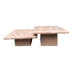 Ein Paar Post Modern Faux Marble Resin Nesting Tables. Circa 1980er Jahre