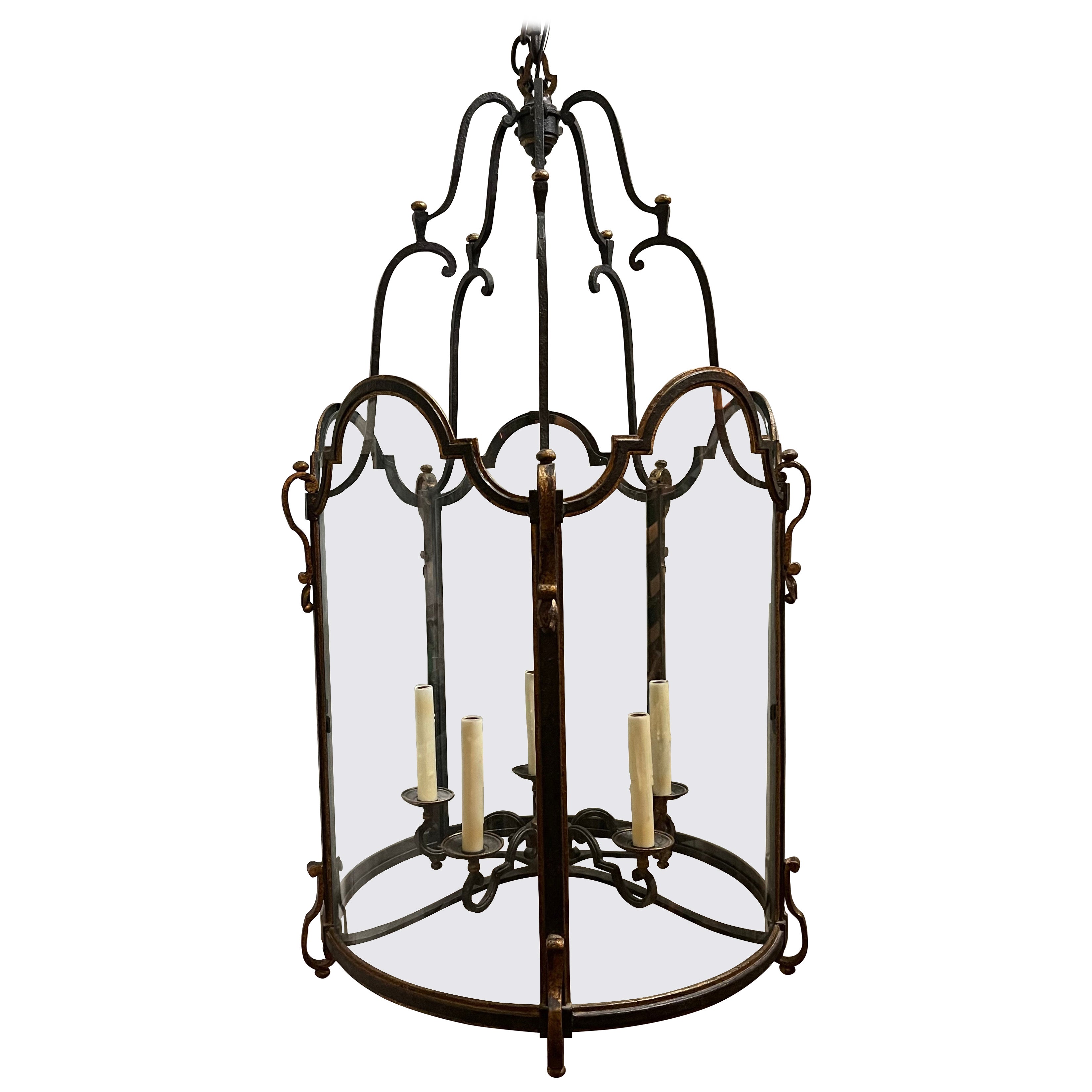 Merveilleux lustre de la Régence française en fer forgé doré avec grande lanterne en verre