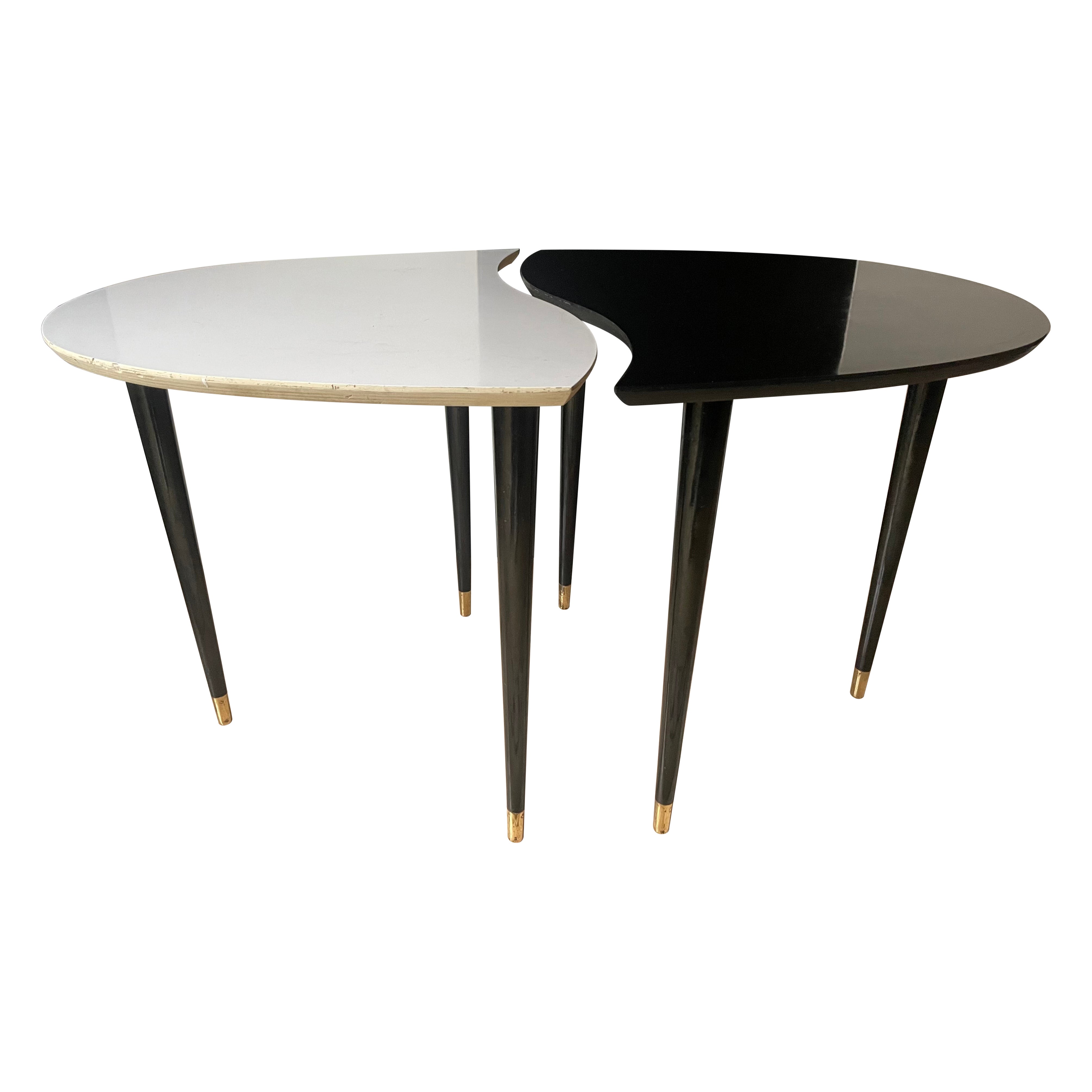 Ying & Yang Dreibein-Beistelltische mit Messingbügeln, Italien 1950. im Angebot