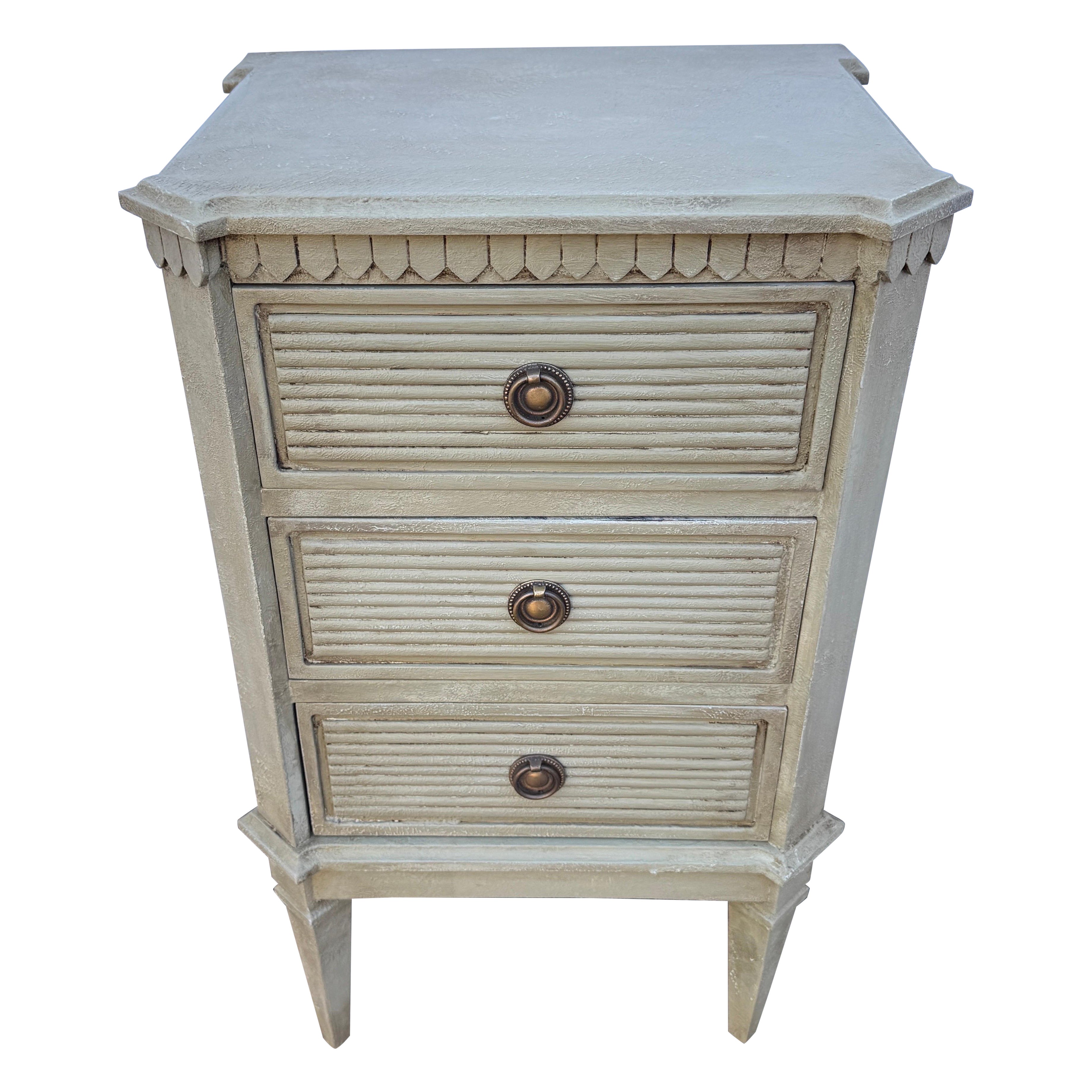 Sueca Gustaviana Pintada Pequeña Cómoda Cajonera Mesilla de noche en venta