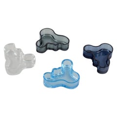 Alvar Aalto, Iittala, Finnland. Vier kleine Vasen/Schalen in verschiedenen Farben.