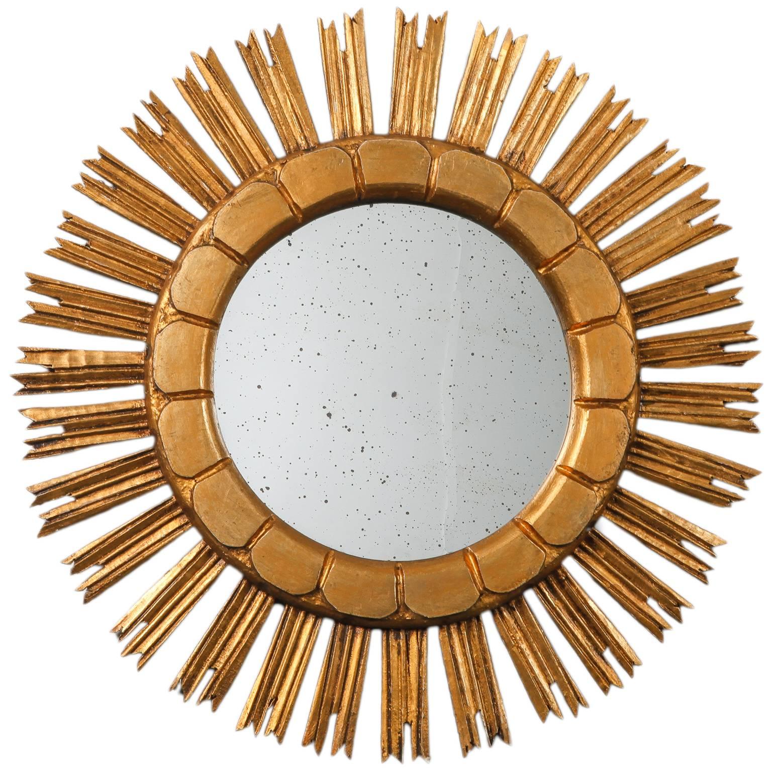 Miroir Sunburst en bois doré de taille moyenne du milieu du siècle dernier