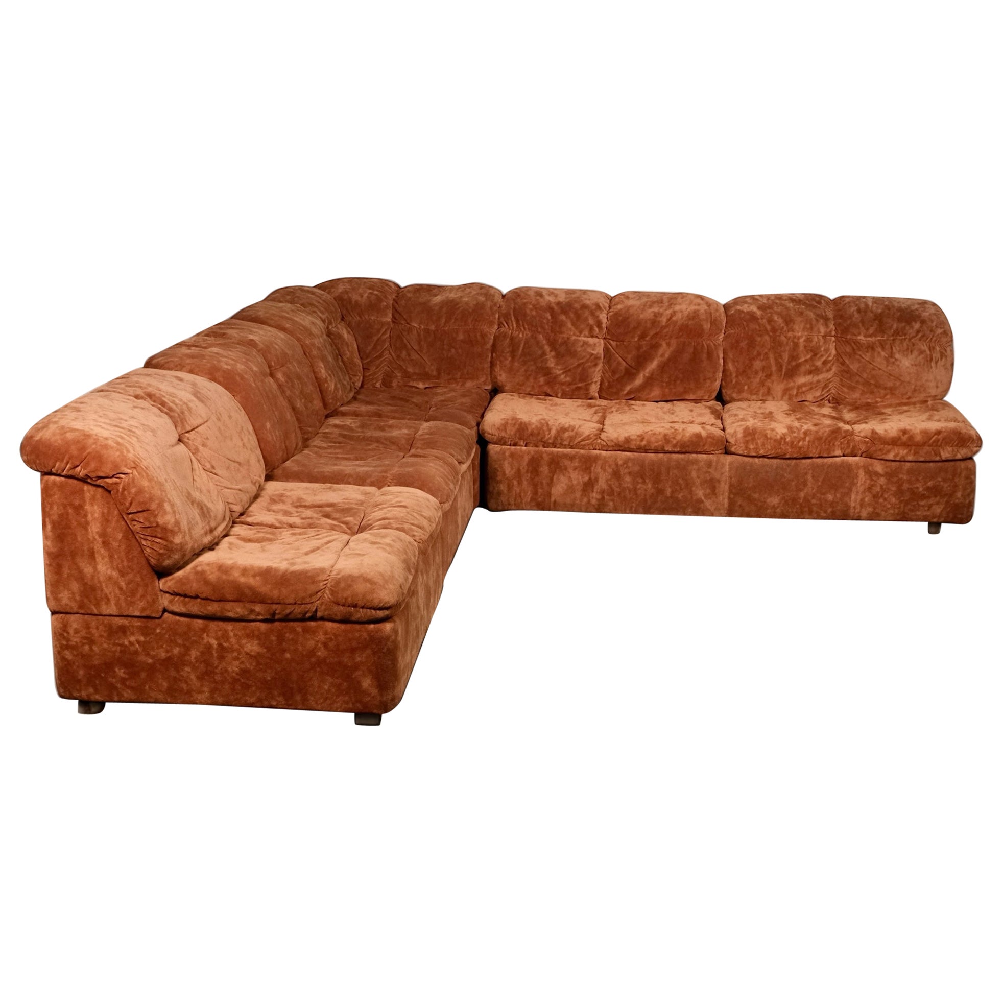 Beautiful modular living room set, made in France in the 1970 by Beka.
Composed of 2 armchairs, 1 angle and 1 convertible sofa in terracotta velvet.
Warm and comfortable.
Good condition overall, few light traces of time.
Mattress is like